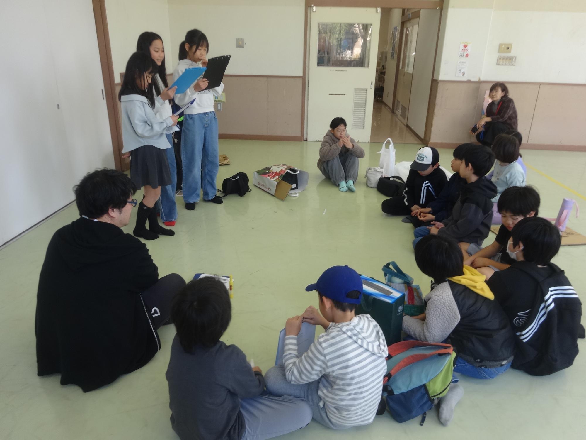 当日の朝に打ち合わせをする14人の参加者の写真