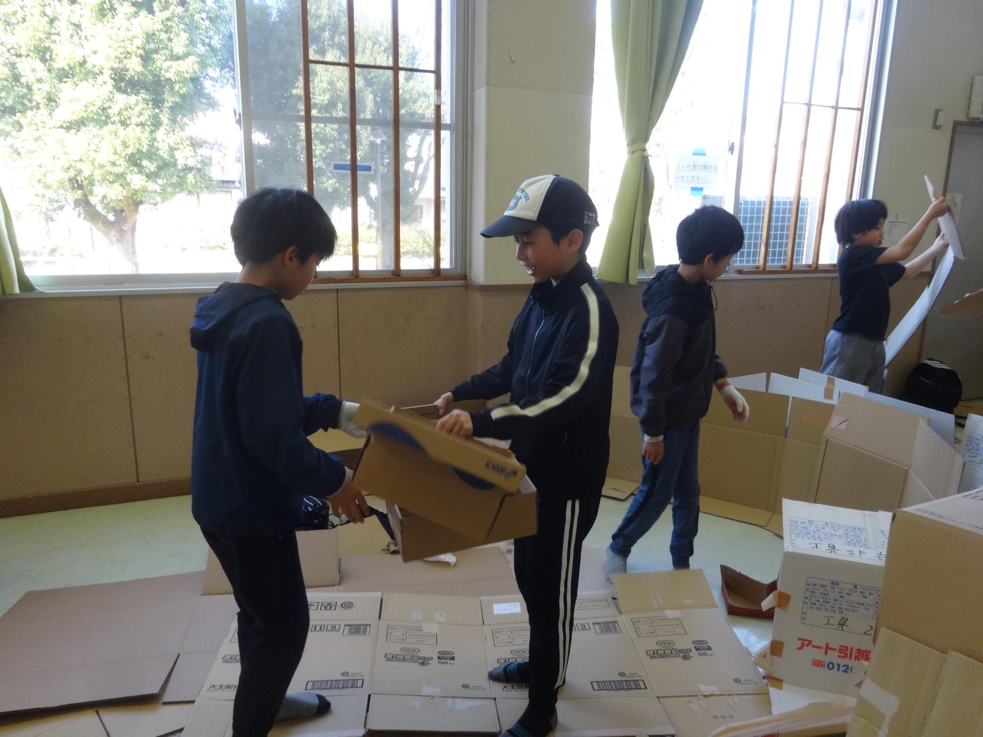 ダンボールハウスを作る子ども達の写真