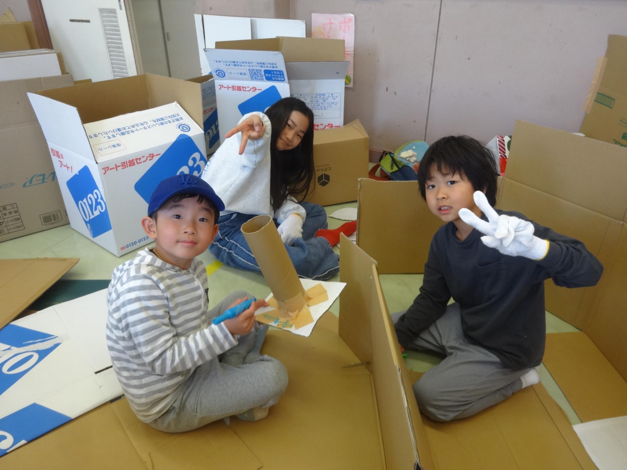 ダンボールハウスを作る子ども達の写真