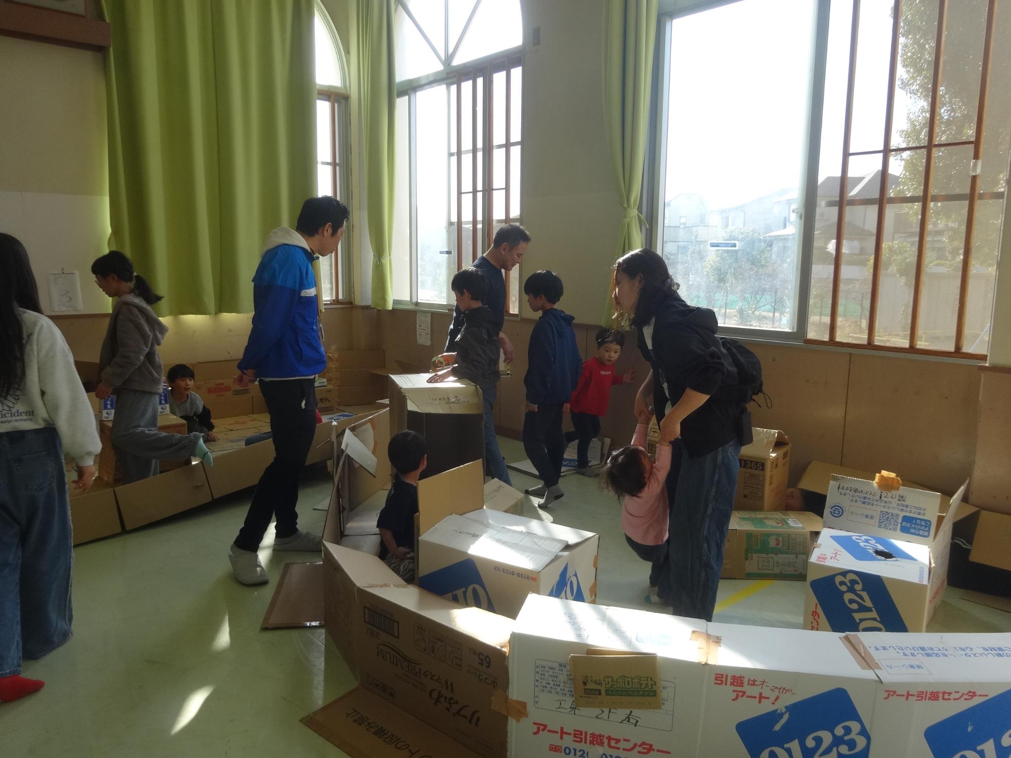 なぞときゲームを楽しむ人たちの写真