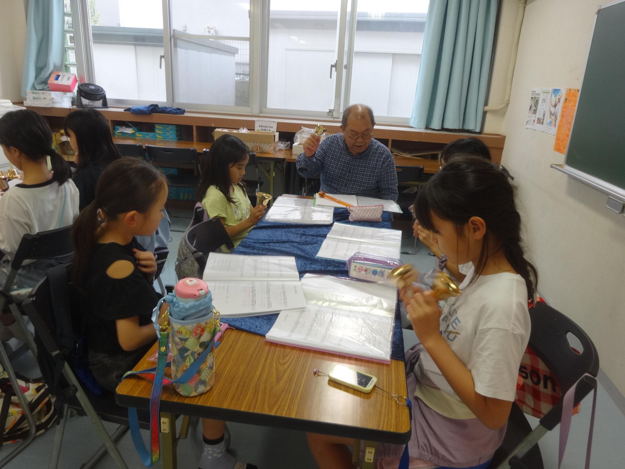 パート練習をする4人の小学生