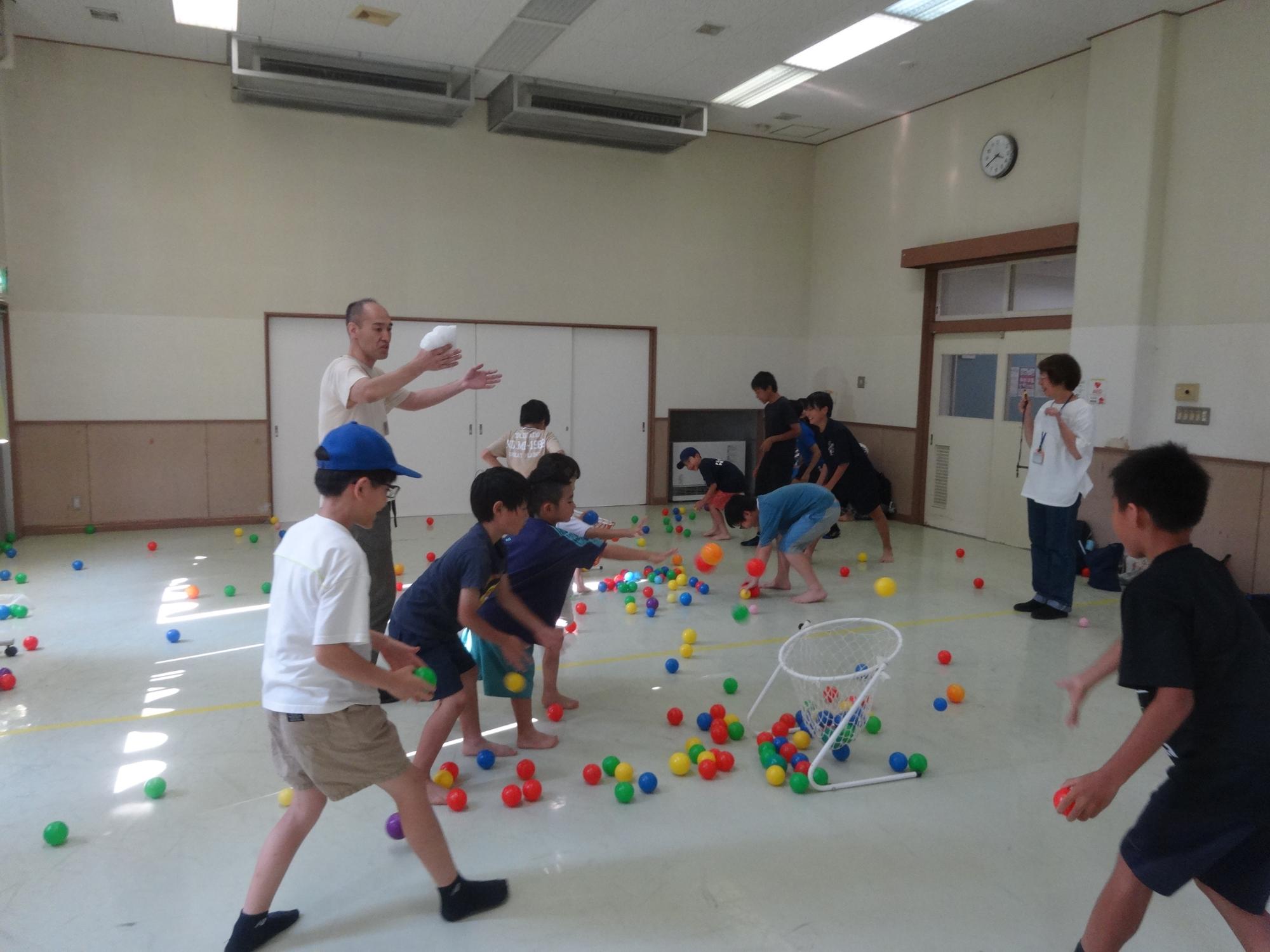 玉入れをする小学生と中学生
