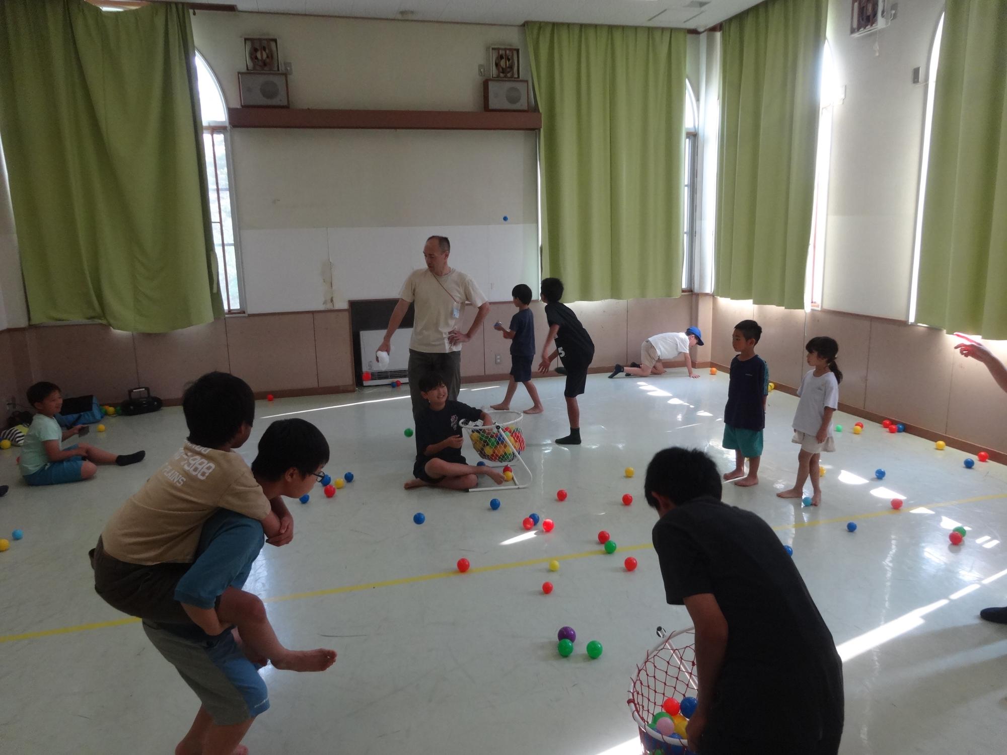 カゴに入った玉の数をみんなで数えている
