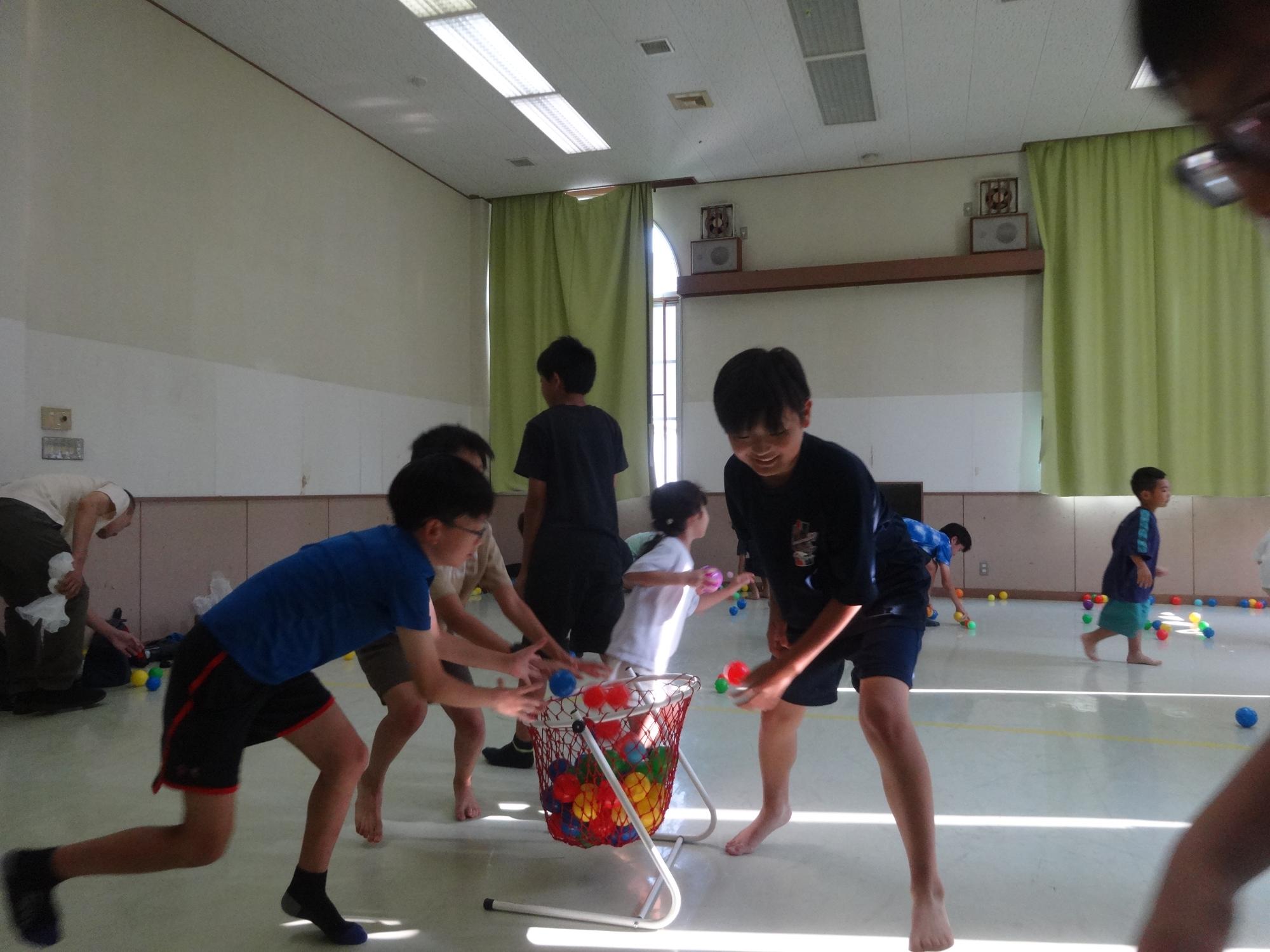 お片付け玉入れ競争