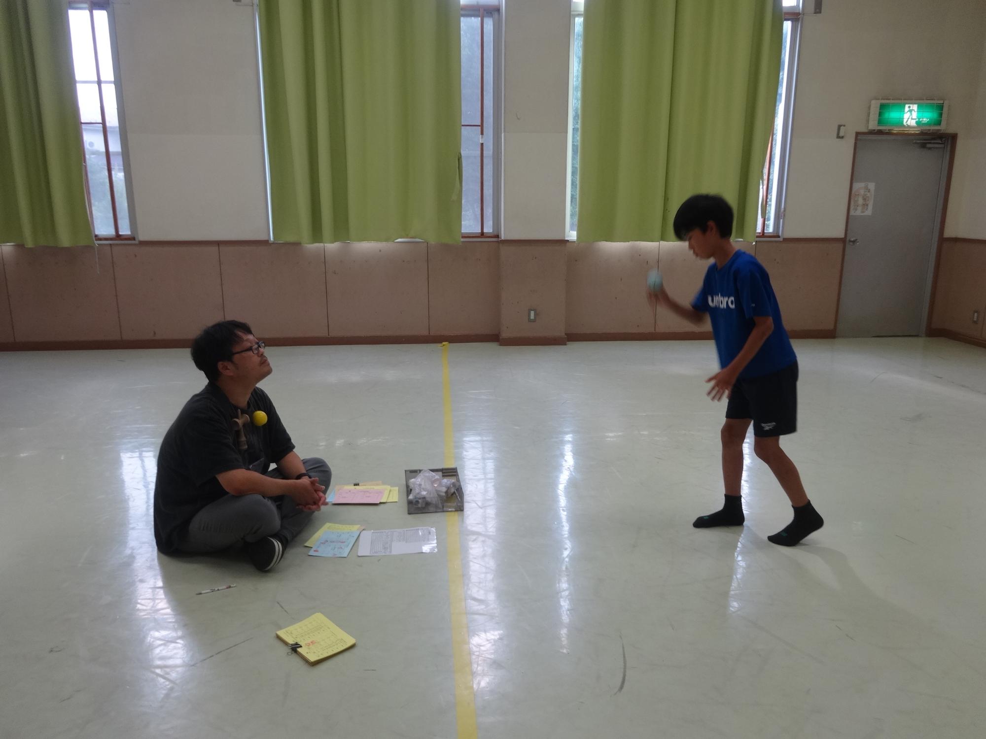 段の検定中の小学生