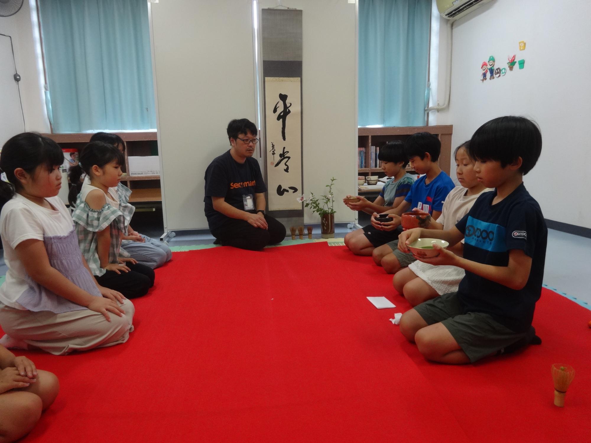 茶道体験中の子どもたち