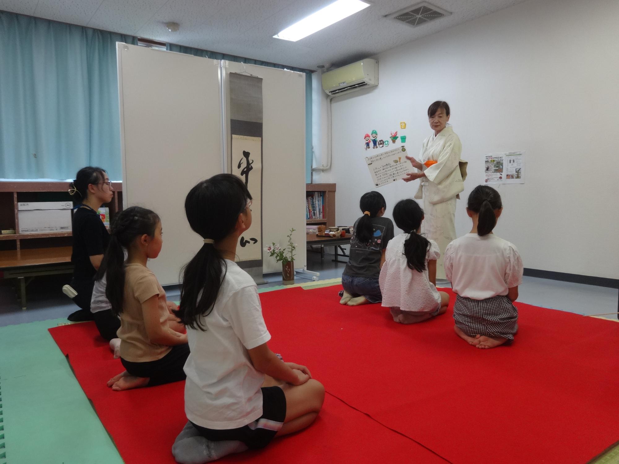 茶道についてお話をする講師と子どもたち