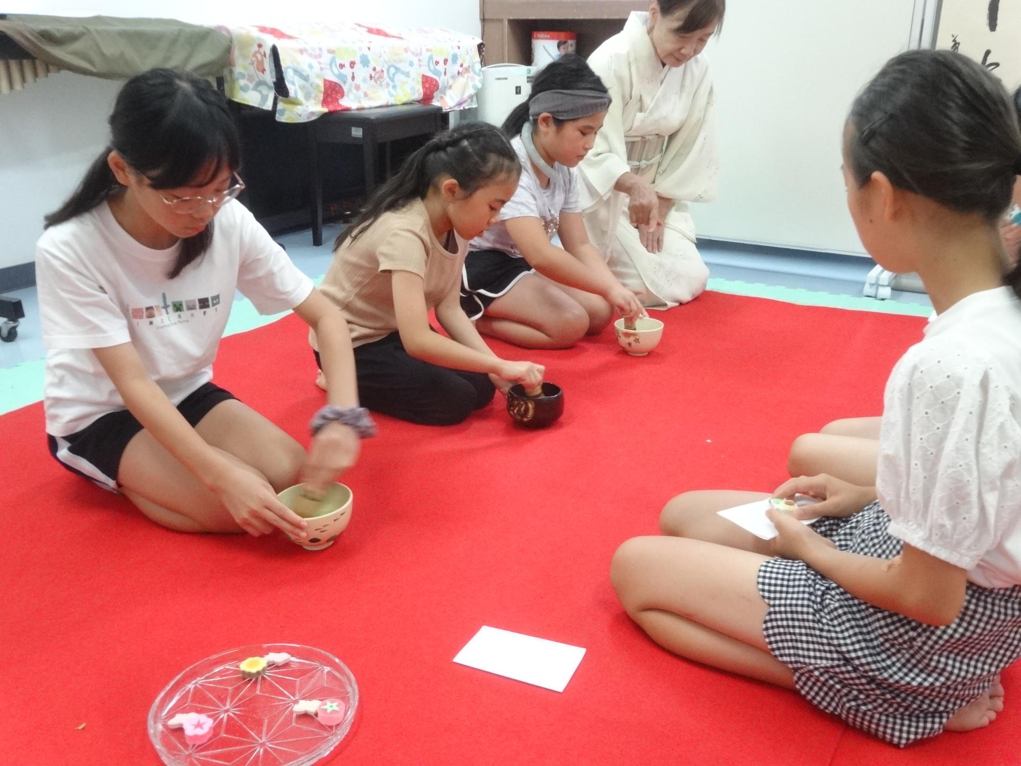 お茶をたてる子どもたち