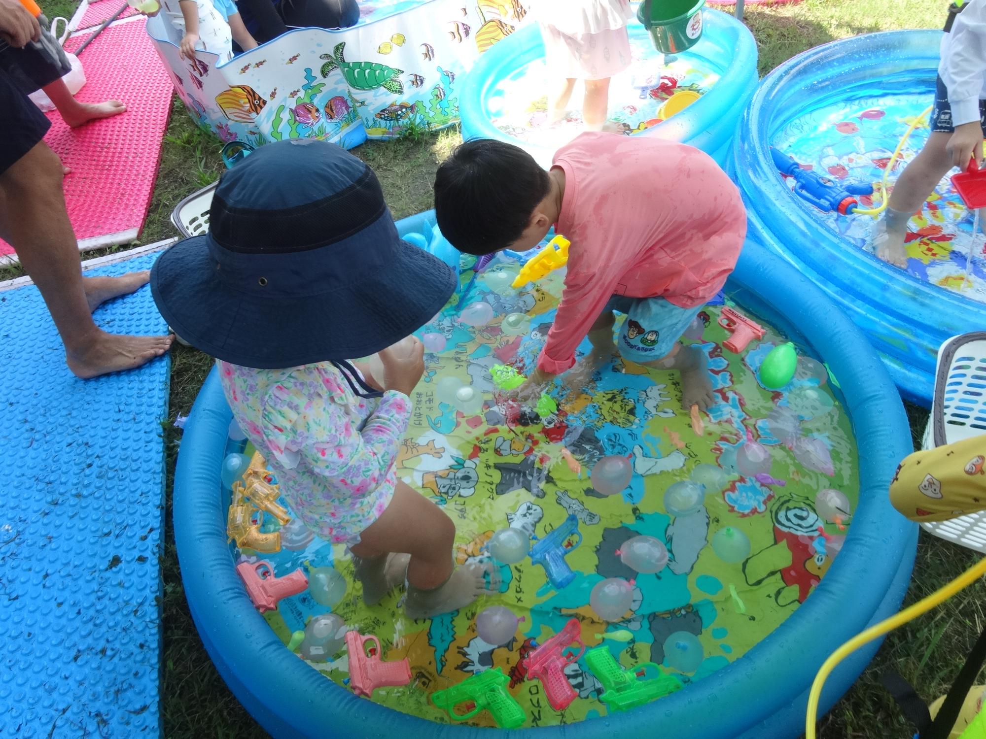 水遊びをする幼児