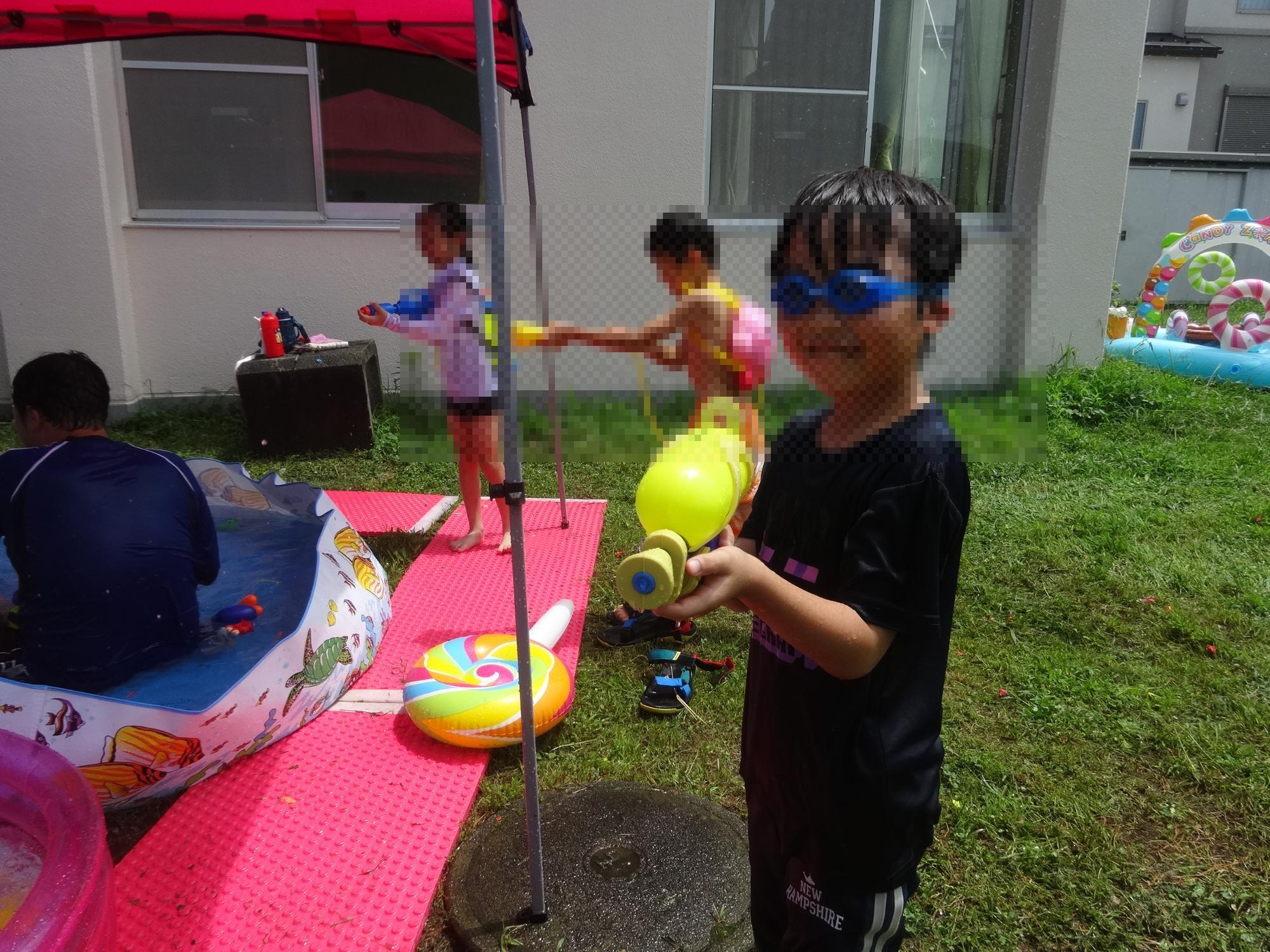 水鉄砲を構える小学生