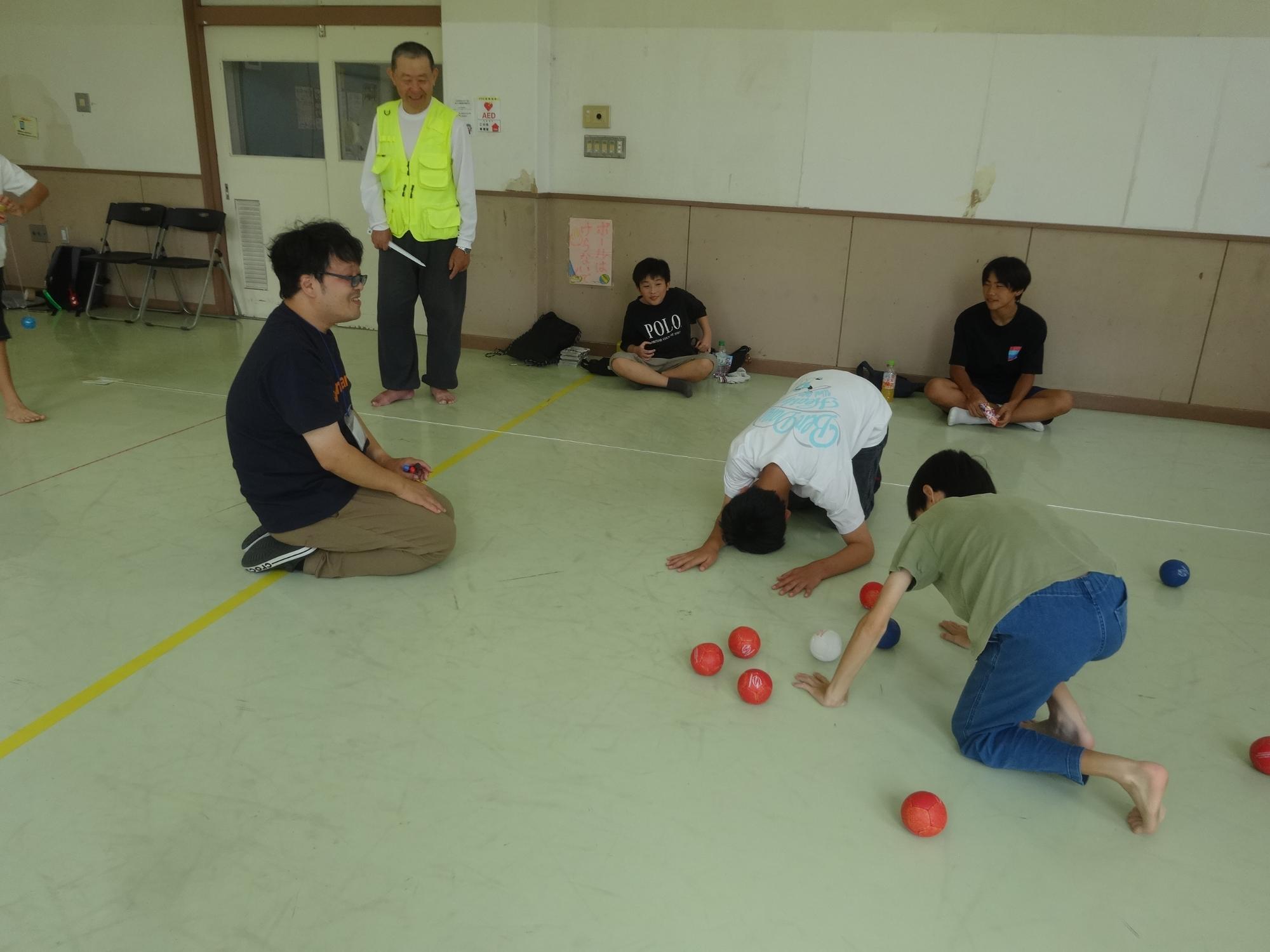 ミスをして悔しがる中学生