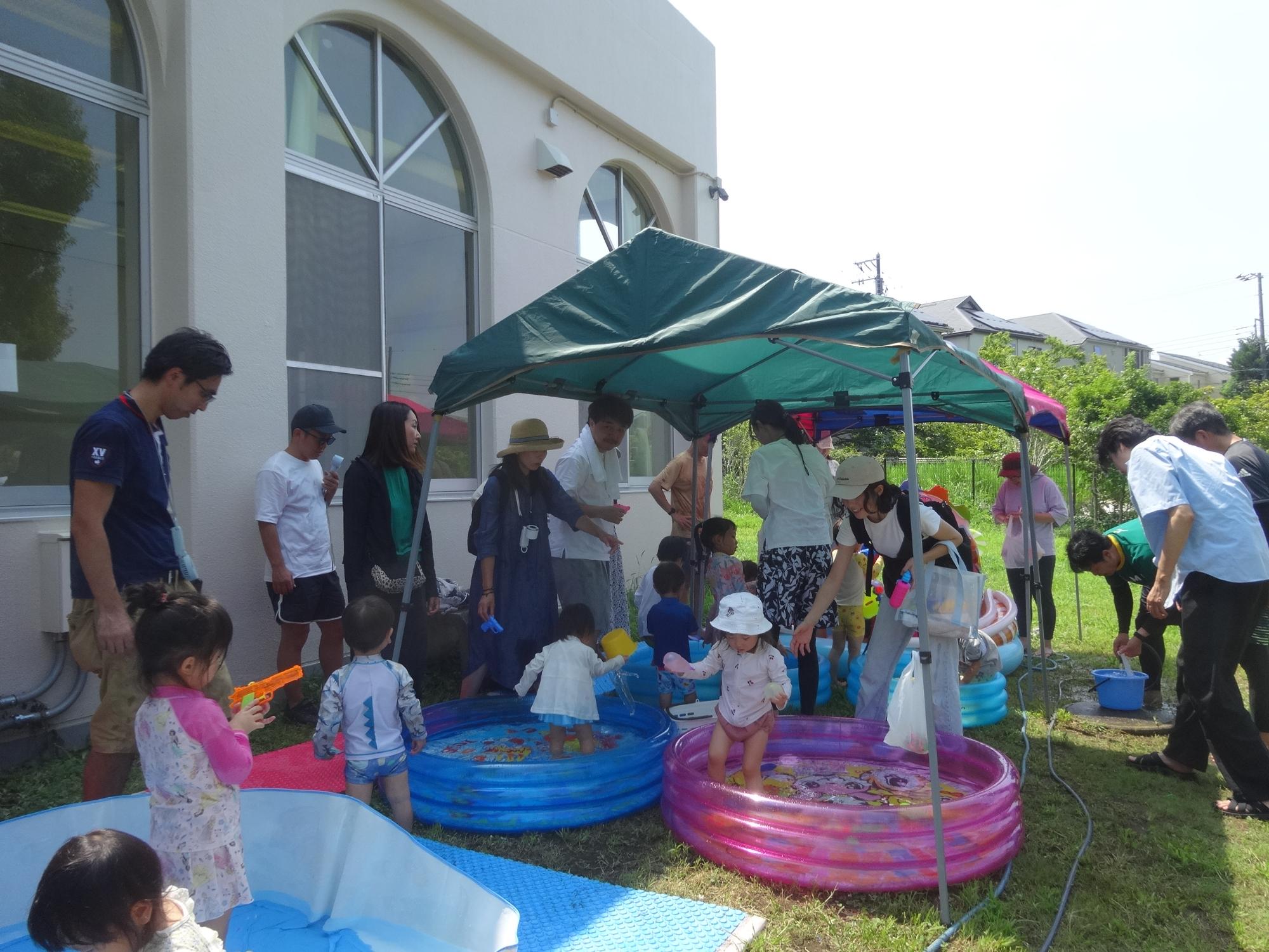 水遊びをする幼児親子