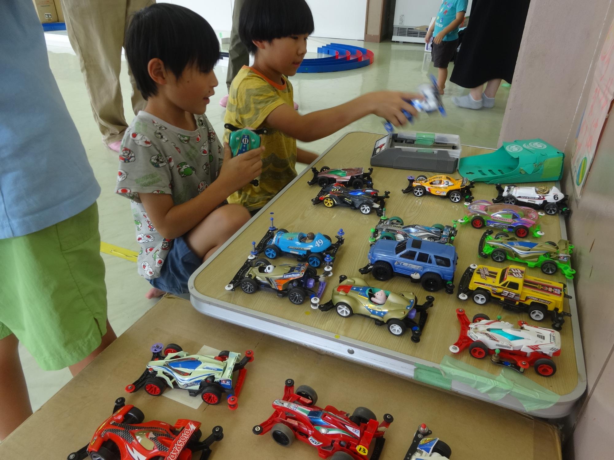 ミニ四駆を選ぶ二人の小学生