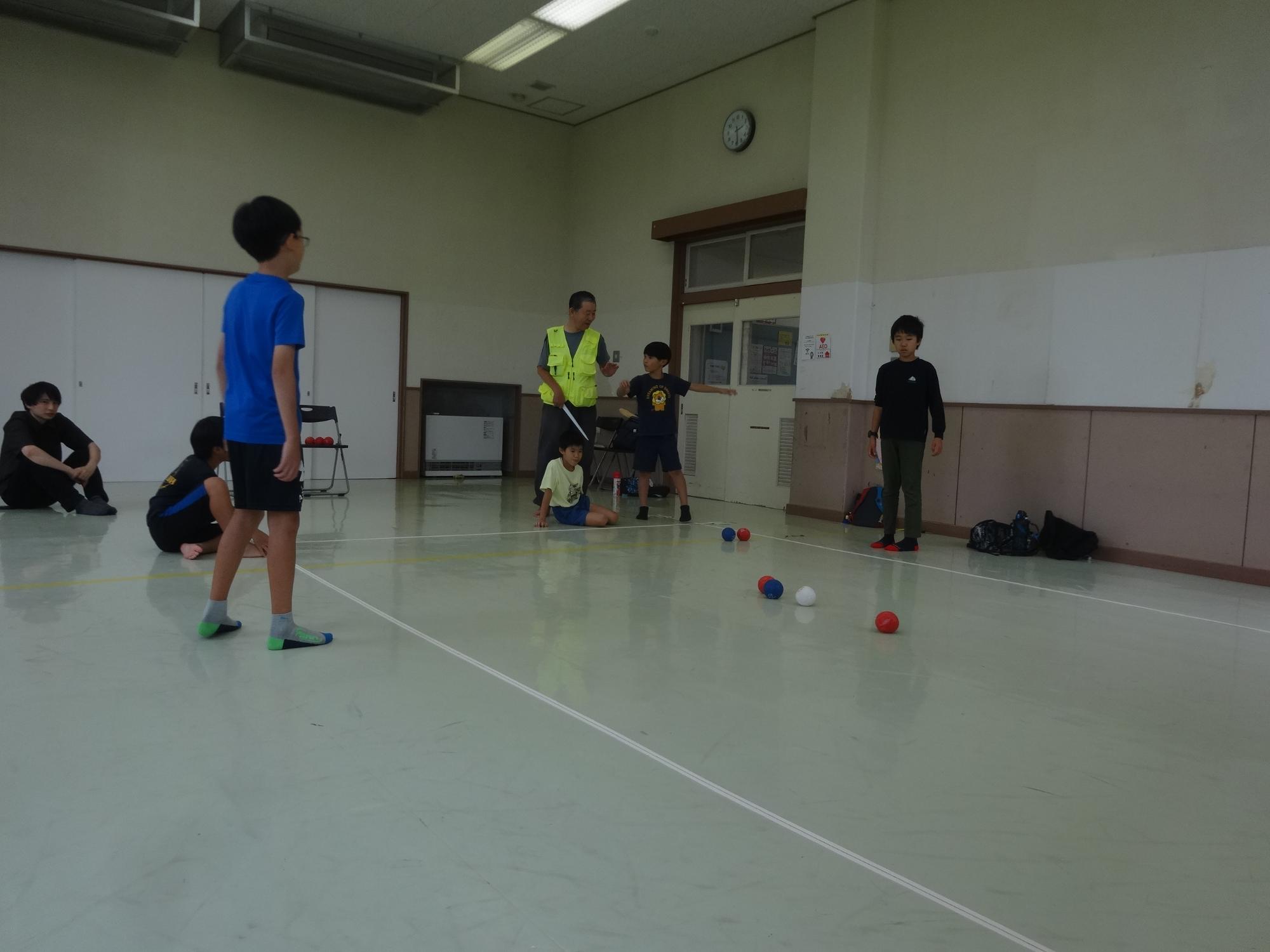 講師の方に相談しながらゲームを進める小学生の写真