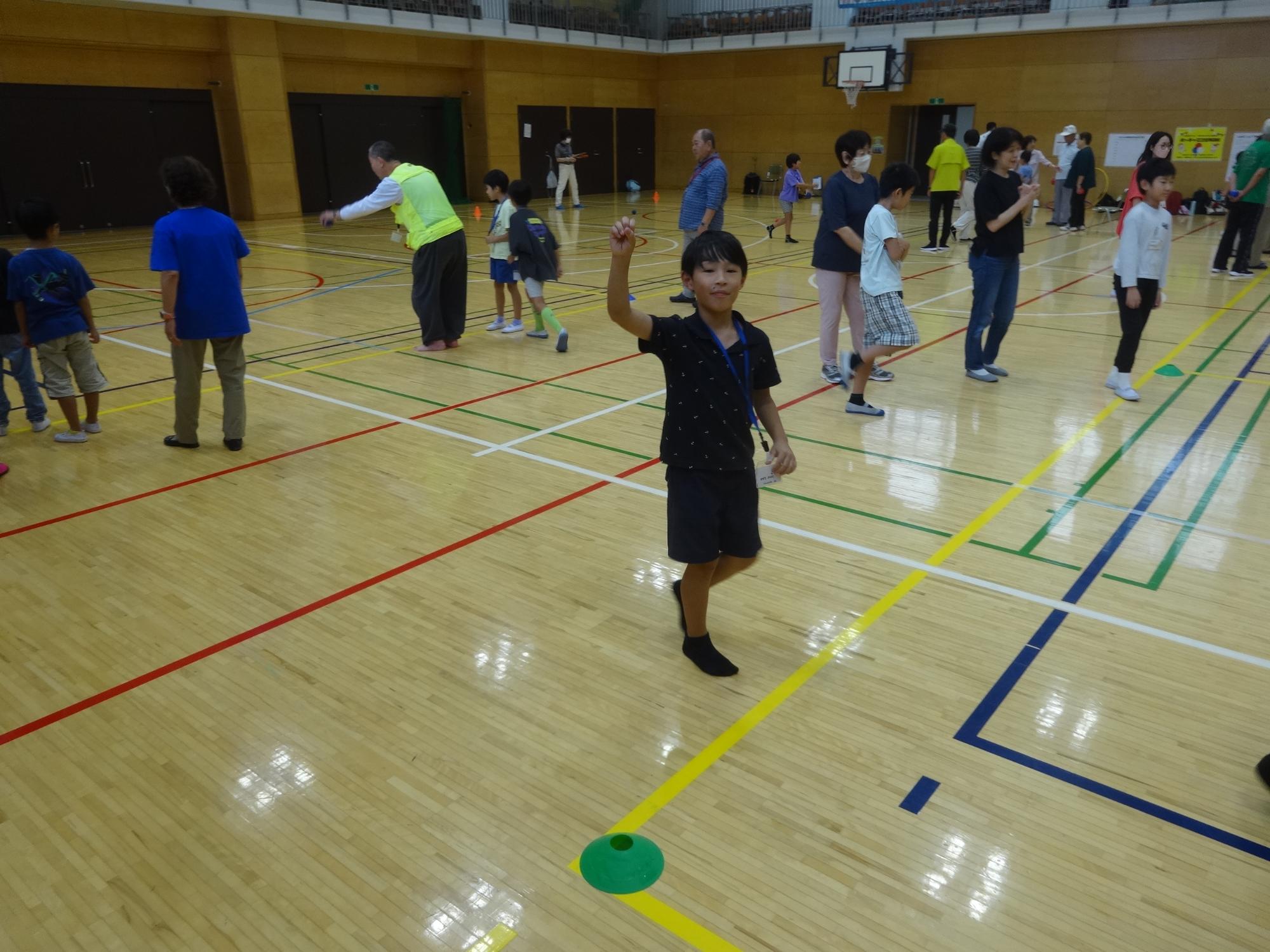 ガッツポーズをする小学生の写真