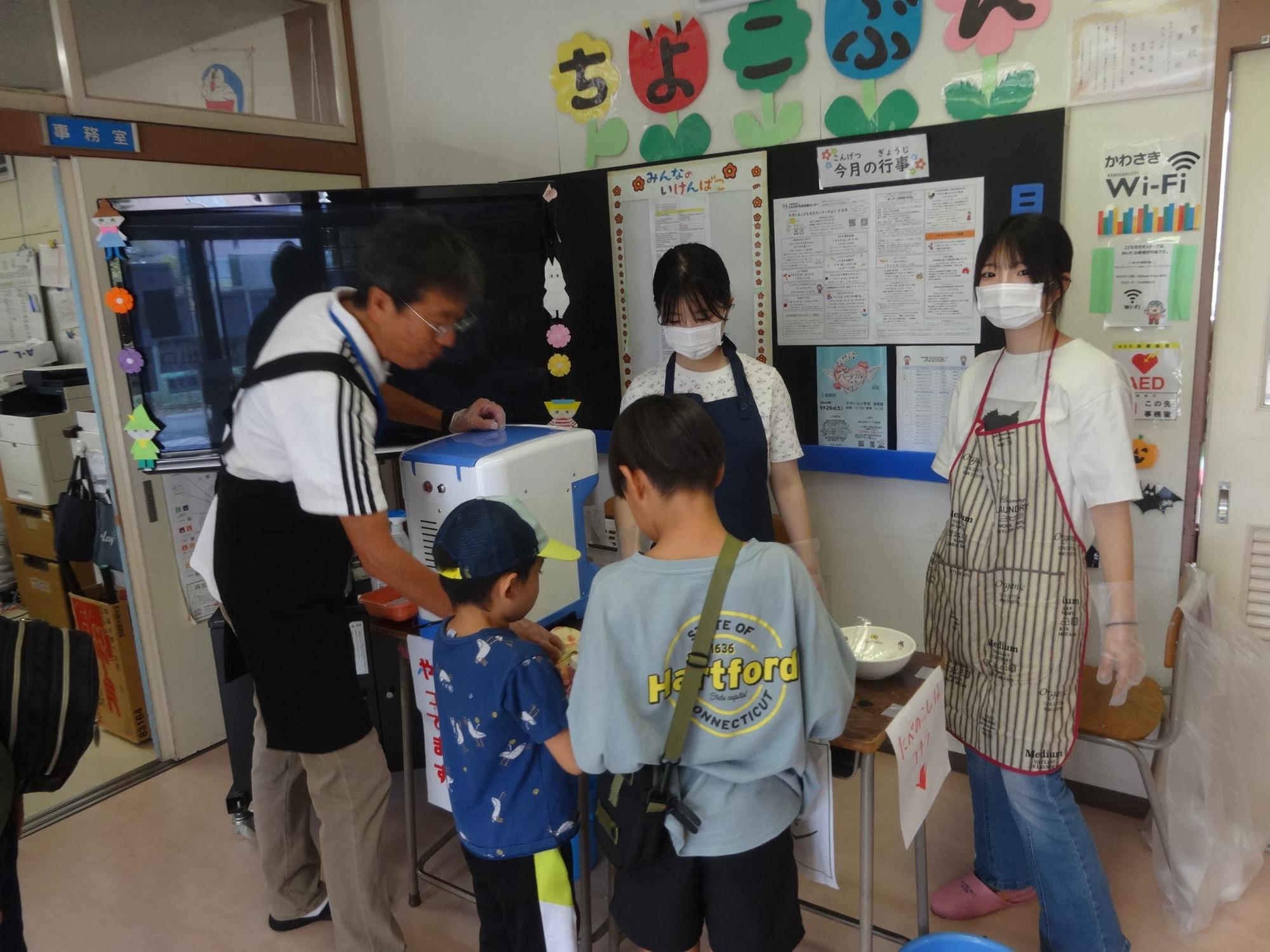 かき氷屋さんに並ぶ小学生の写真