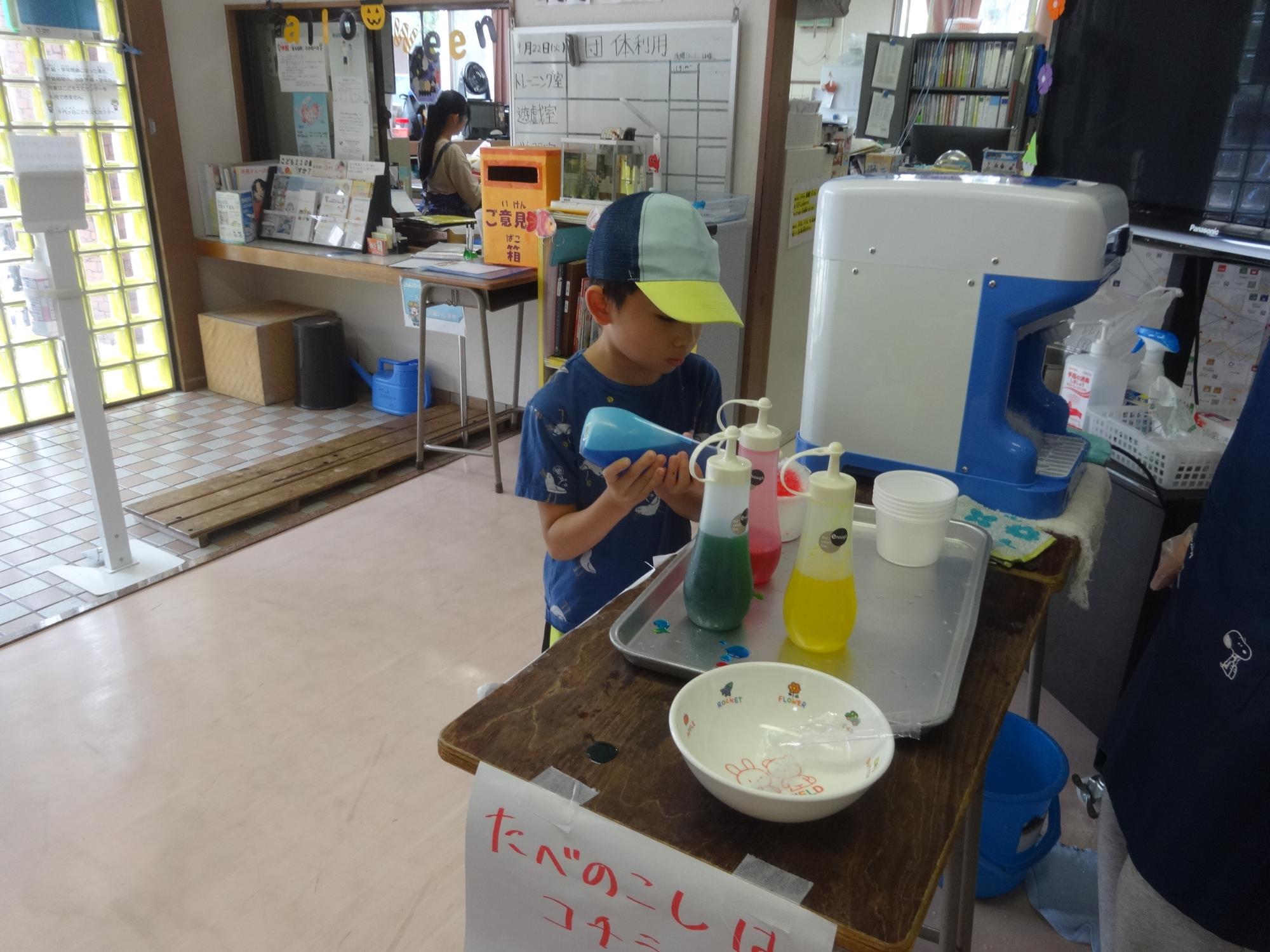 かけ放題のシロップをたくさんかける子どもたちの写真