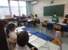 机に置かれた楽譜を見ながら練習する子供たちの写真
