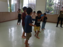 試合開始前に陣地に集まり相手陣地を見ている子供たちの写真