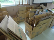 施設内に置かれた大量の段ボールを撮影している写真
