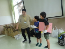 実行委員の2人の子供たちとスタッフが楽しそうに会話している写真