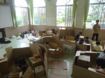 部屋全体に子供たちが作った段ボールハウスがみっちり作られている写真