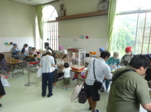 屋内に設置されたお店が並び、大勢の来場者でにぎわっている様子の写真