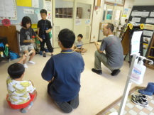関係者が見守る中、正面でけん玉をしている子どもの写真