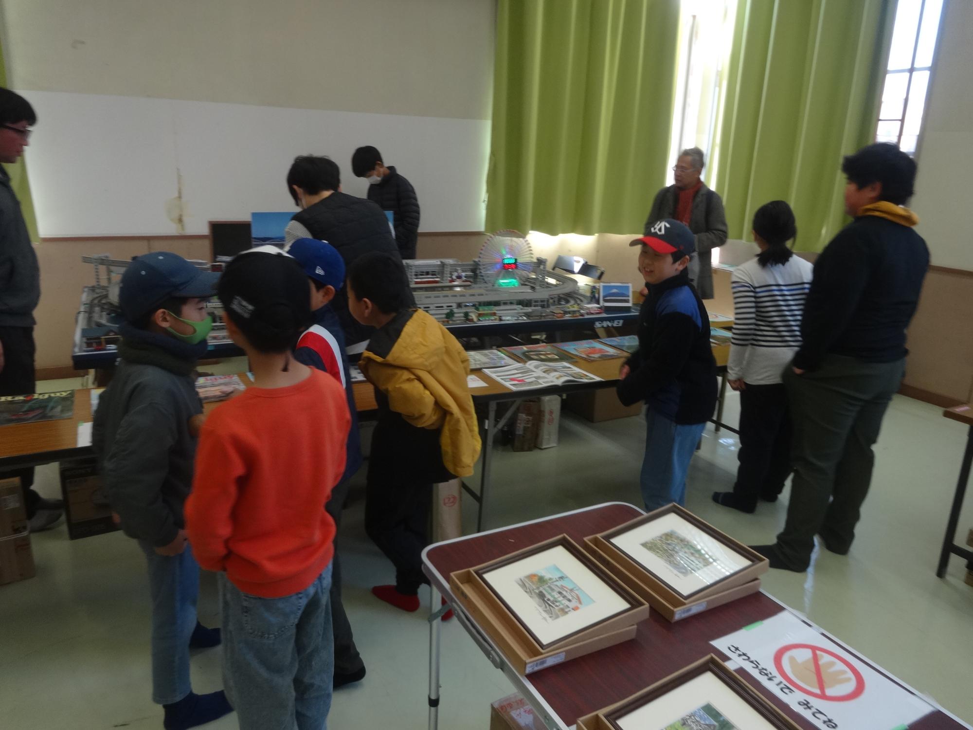 ジオラマを見学する小学生の写真