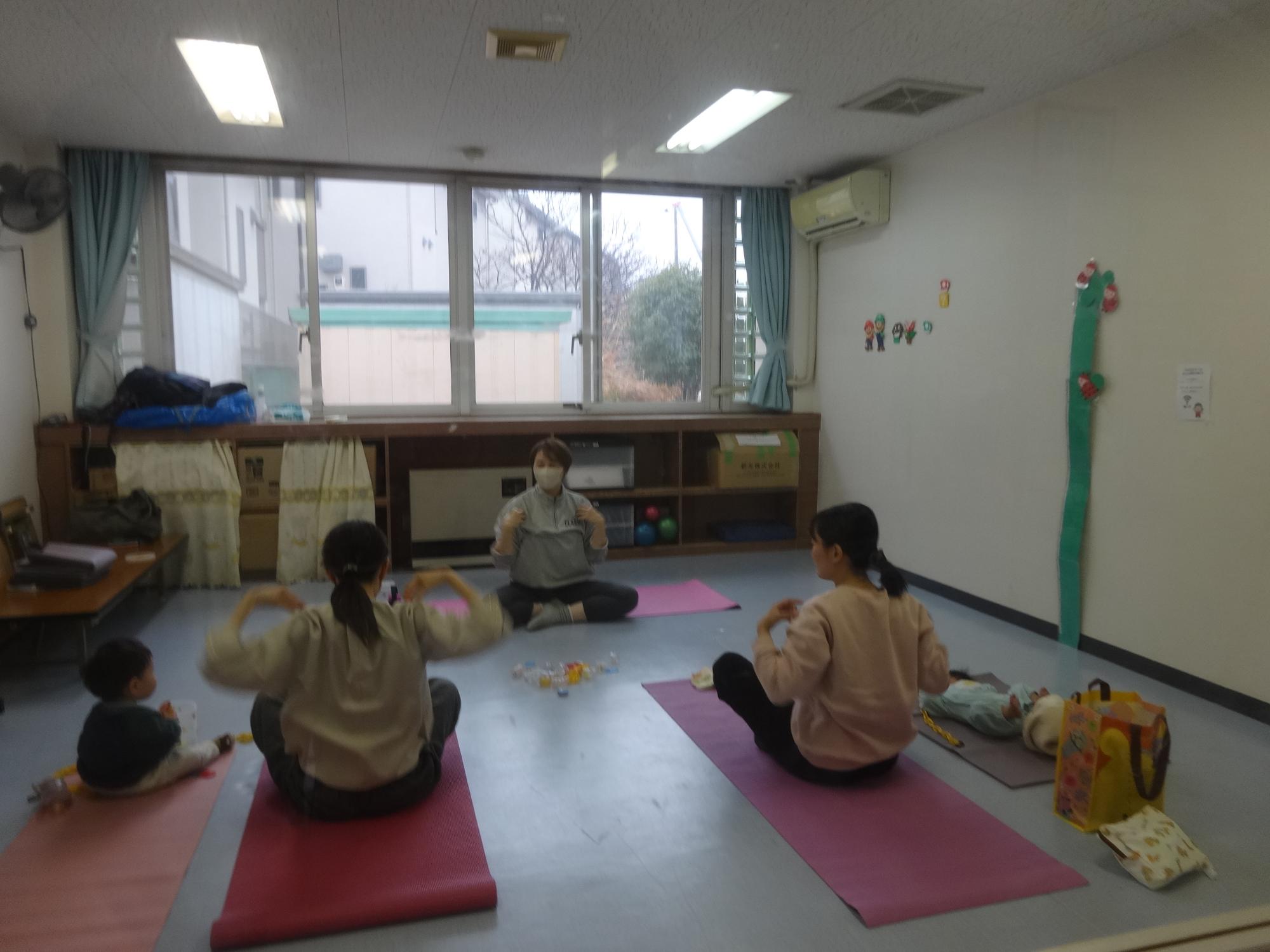 肩甲骨を動かすエクササイズをする参加者の写真