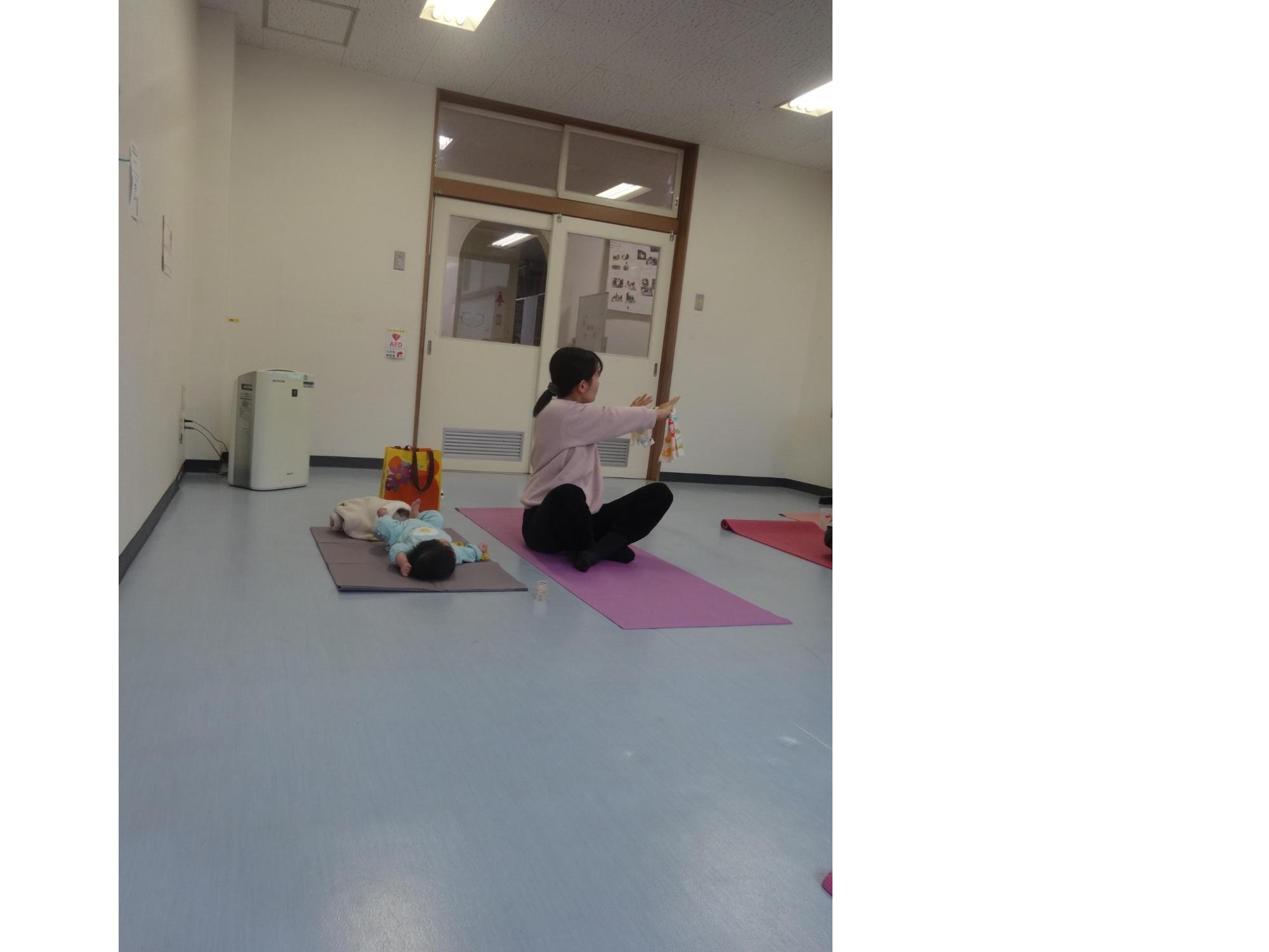 タオルを使ってエクササイズをしている写真