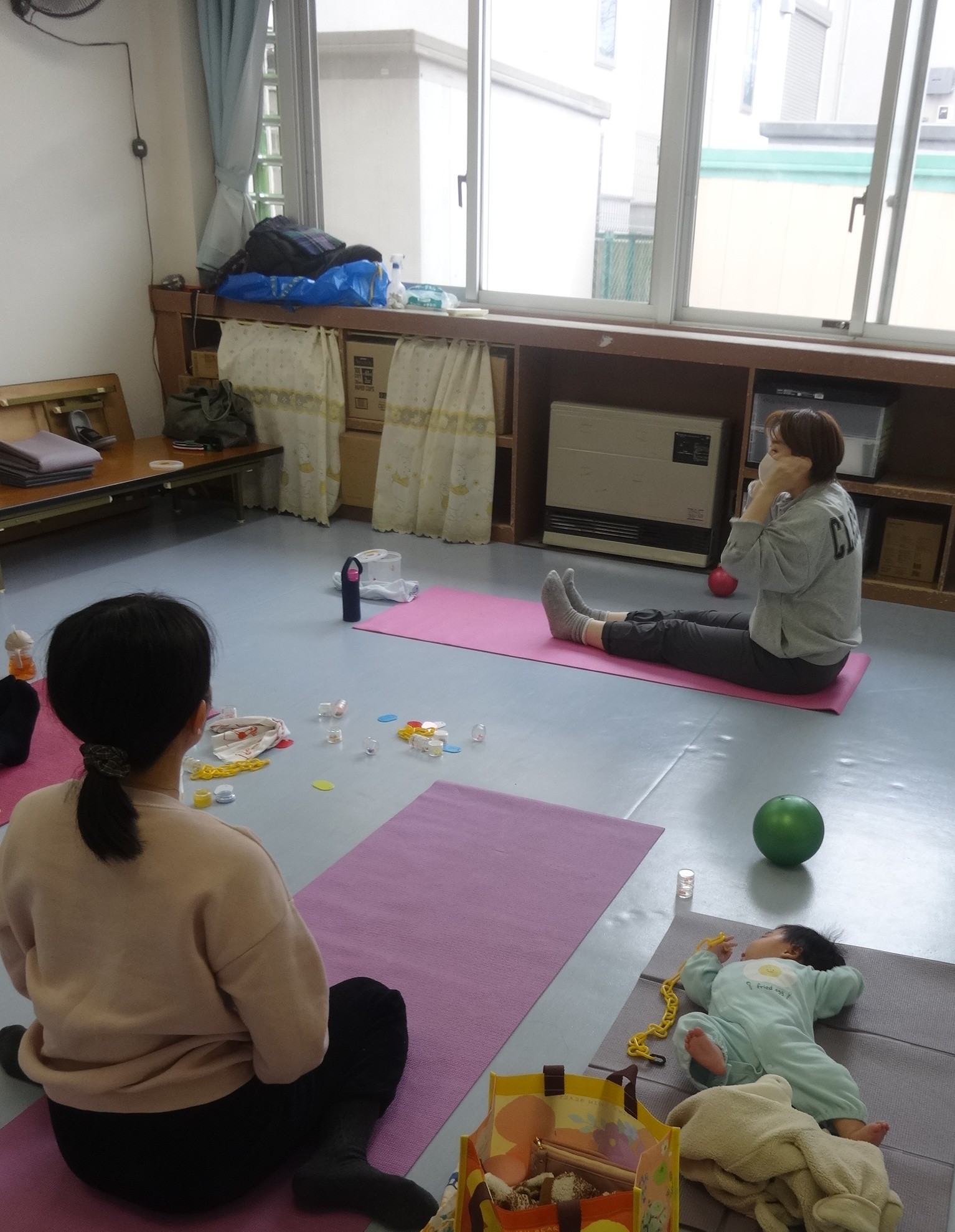 先生のお手本を見る参加者の写真