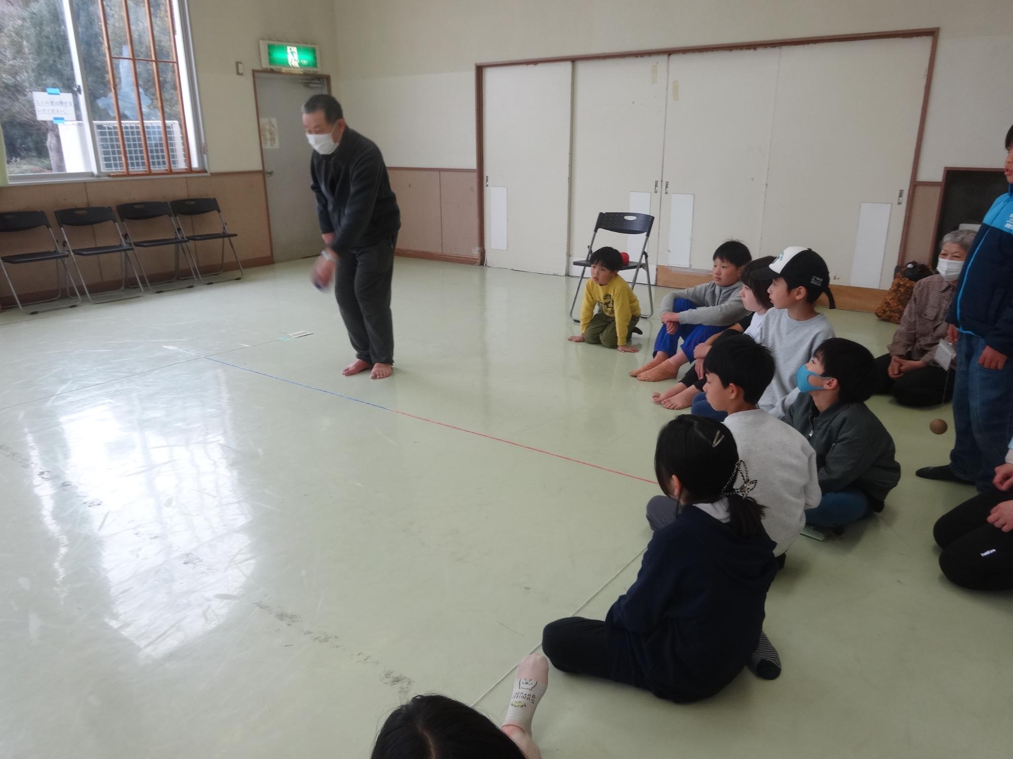 先生のお手本を見る参加者の写真