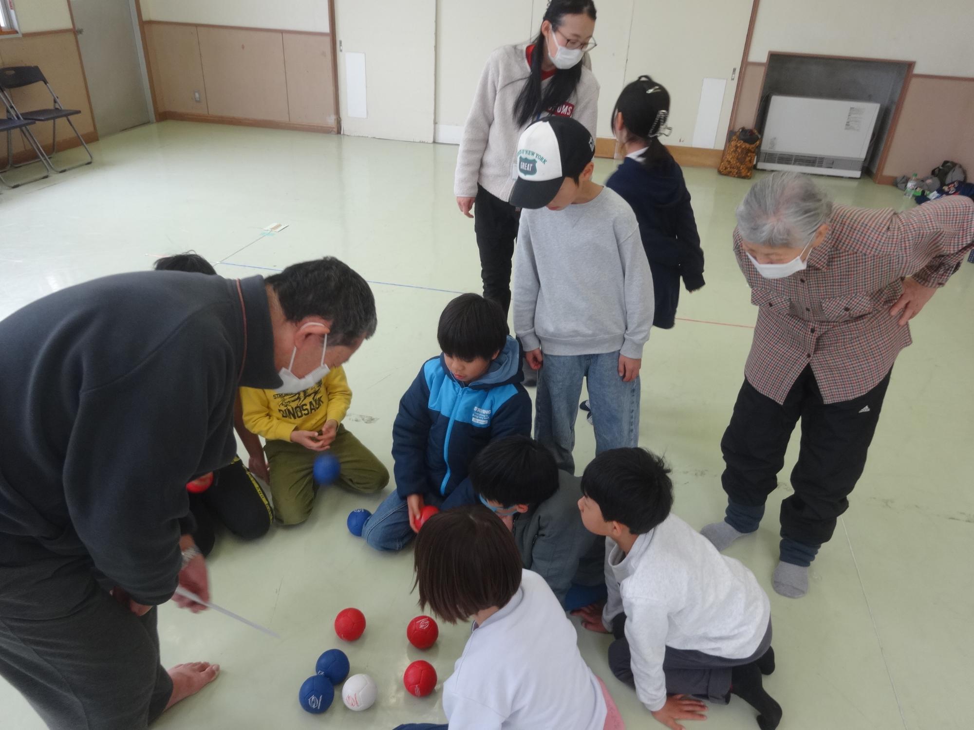 ジャックボールに近いのは赤か青かを調べている写真