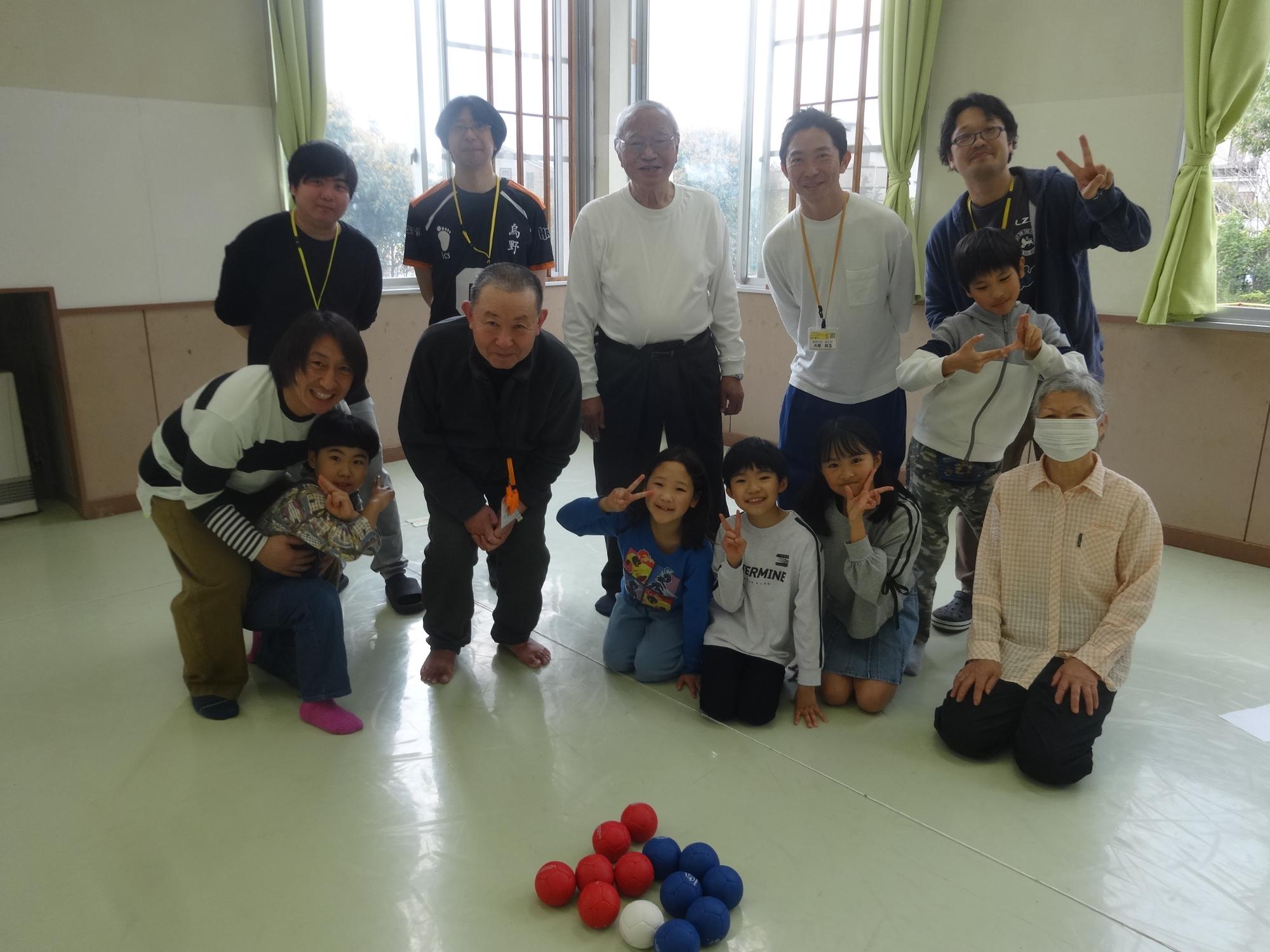 小学生5人、大人8人の集合写真