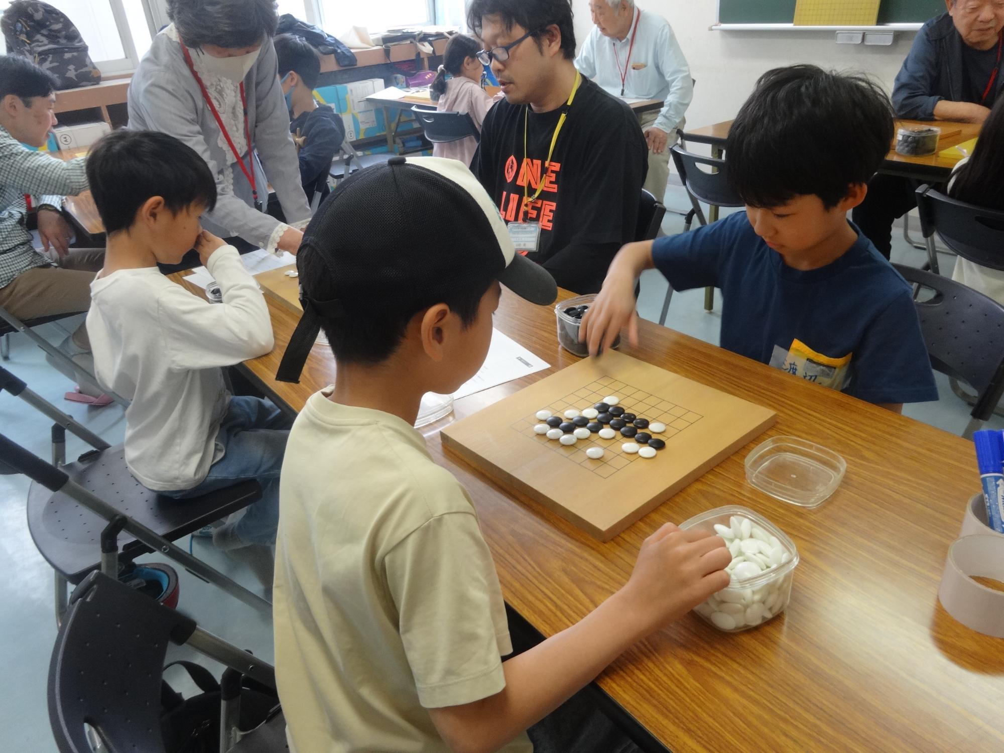 友だち同士対局をする小学生の写真