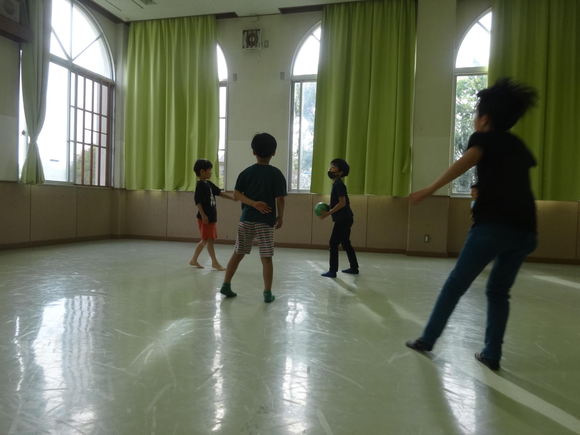 天下をする小学生たちの写真