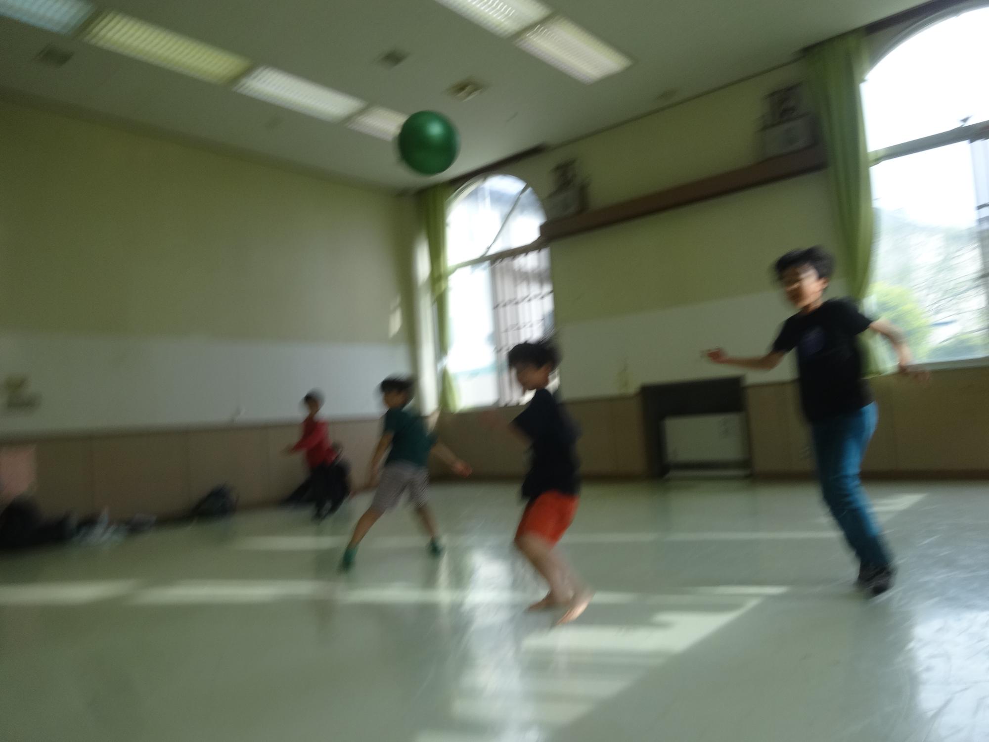 制限時間中ずっと走り回る小学生の写真