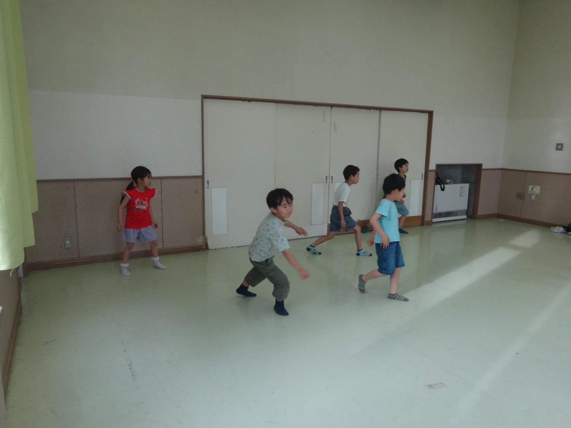 男の子も女の子も楽しんでいる写真