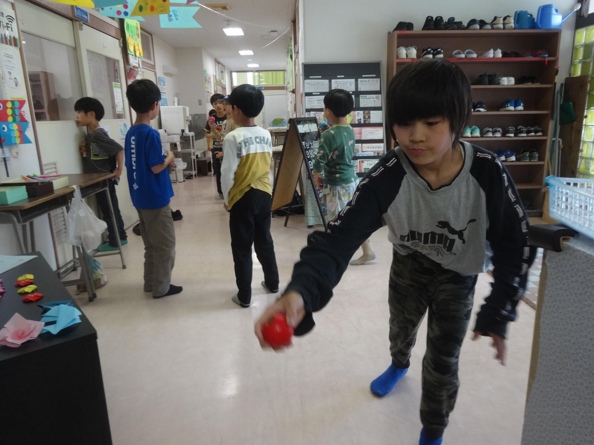 けん玉検定の前に練習をする小学生の写真