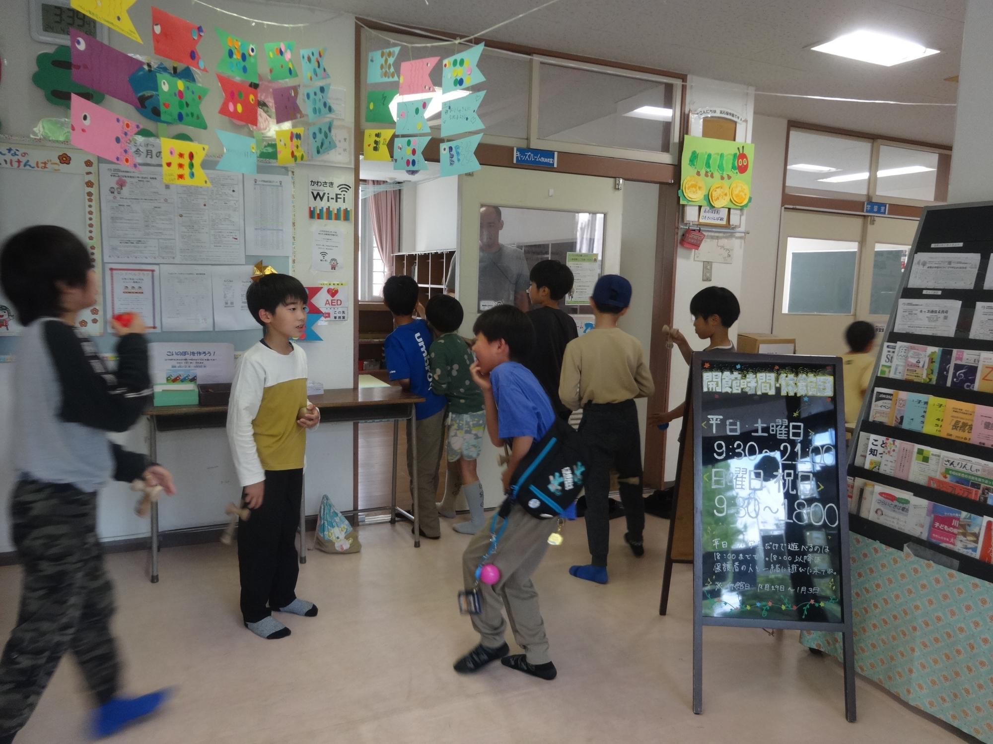 けん玉検定の順番待ちをしている写真