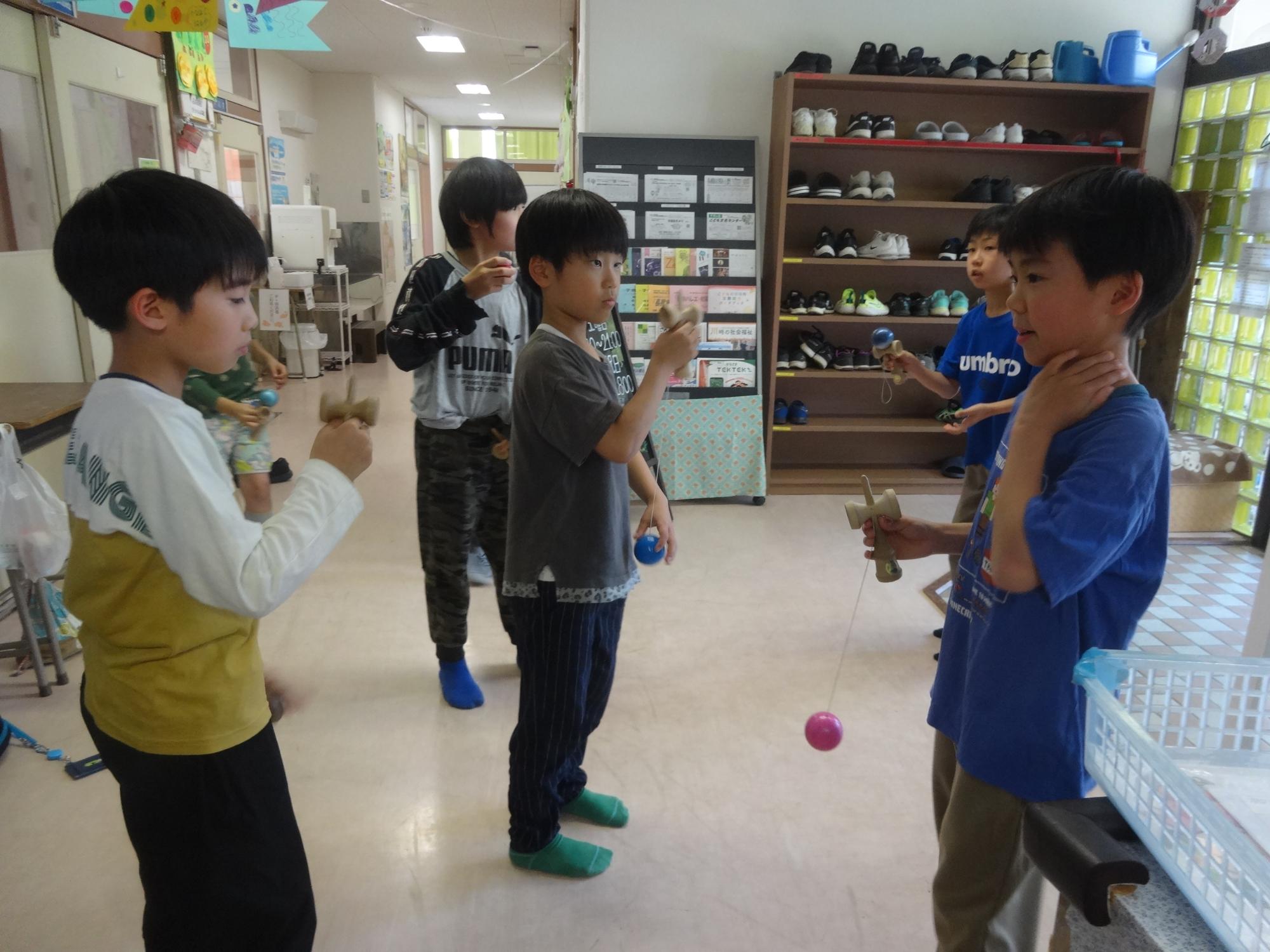 お互いに技を見せ合い、アドバイスをし合う小学生の写真