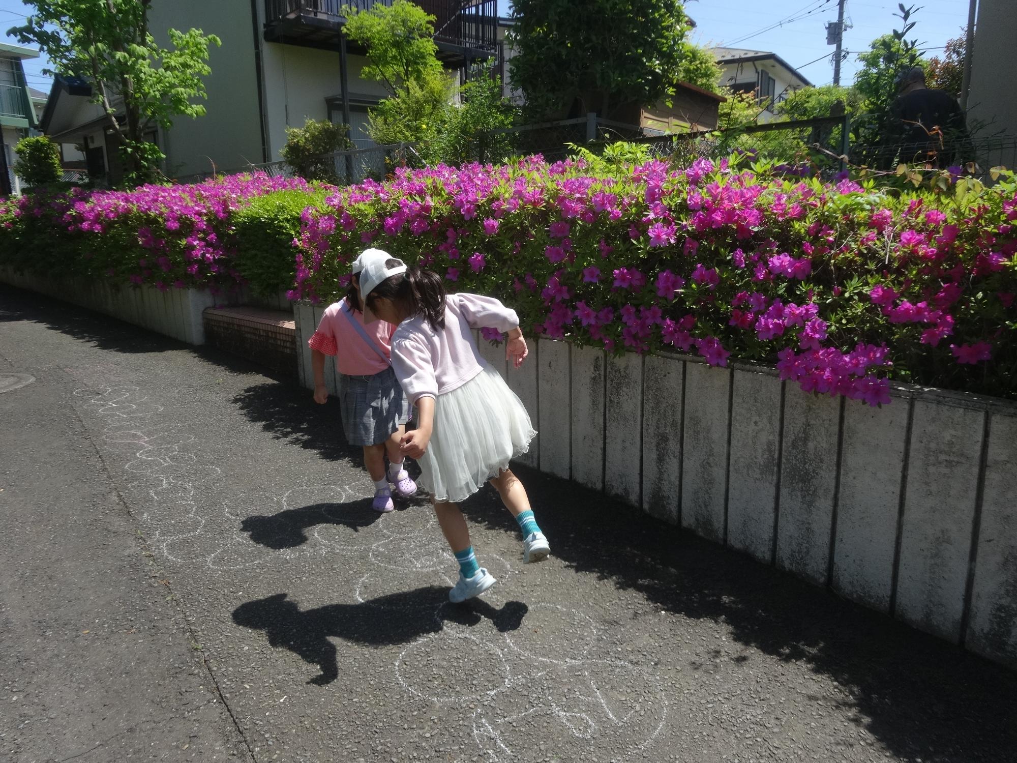 けんけんぱで遊ぶ子どもたち