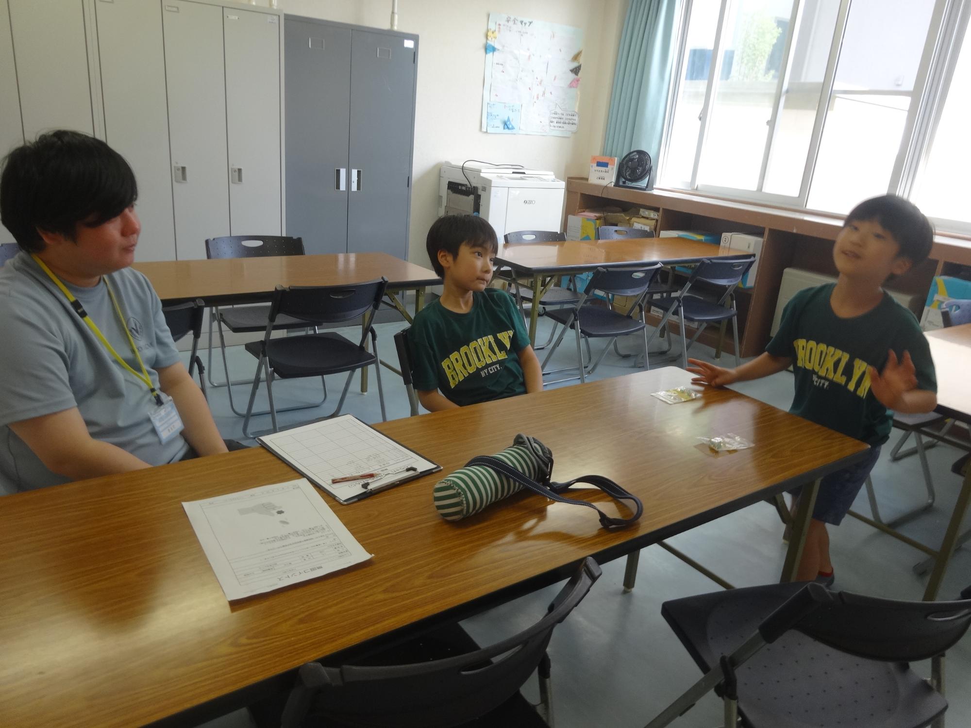 コイントスをする小学生