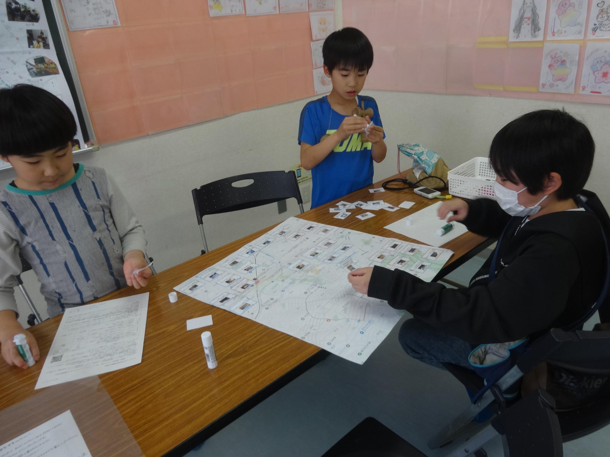 安全マップつくりをする3人の小学生