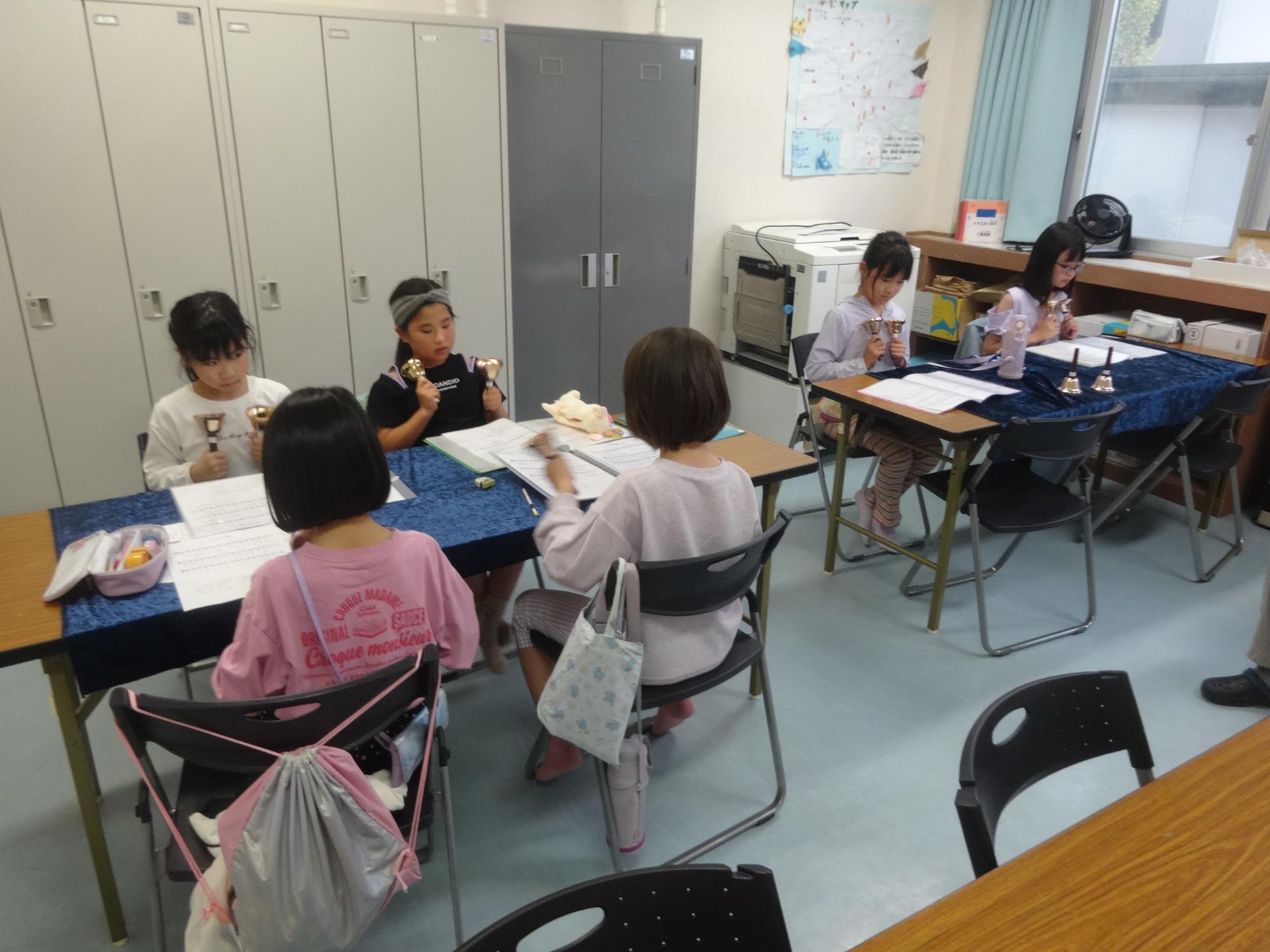 ハンドベルの練習をする小学生たち
