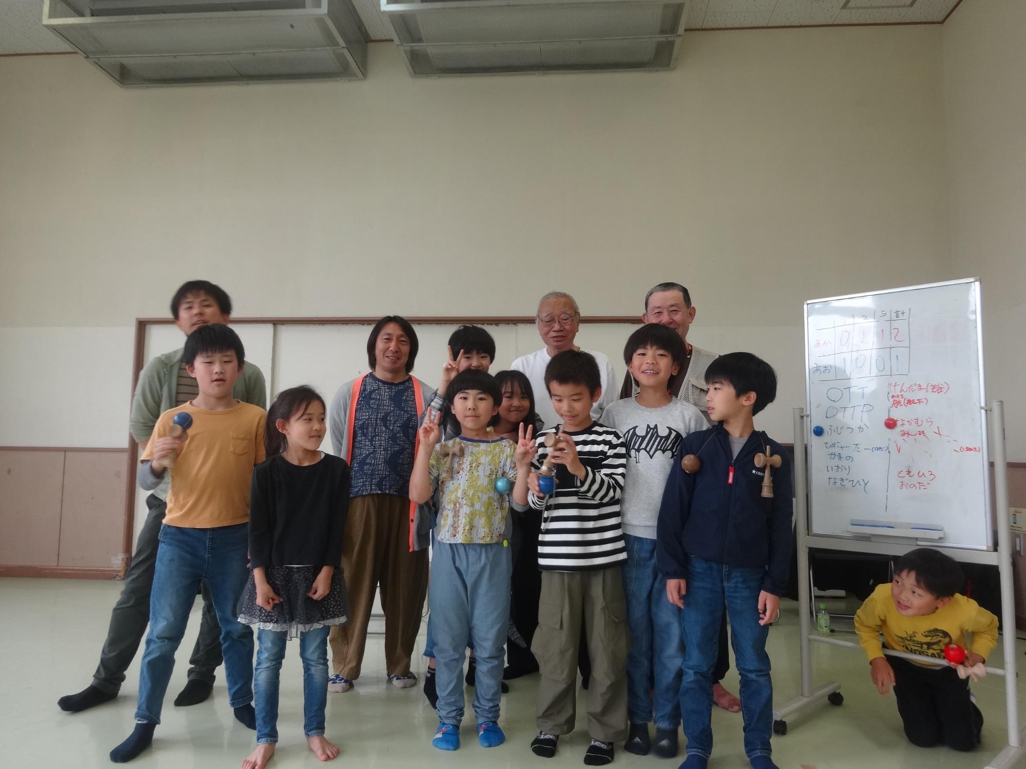 小学生九人、保護者二人、高齢者二人、総勢十三人で集合写真