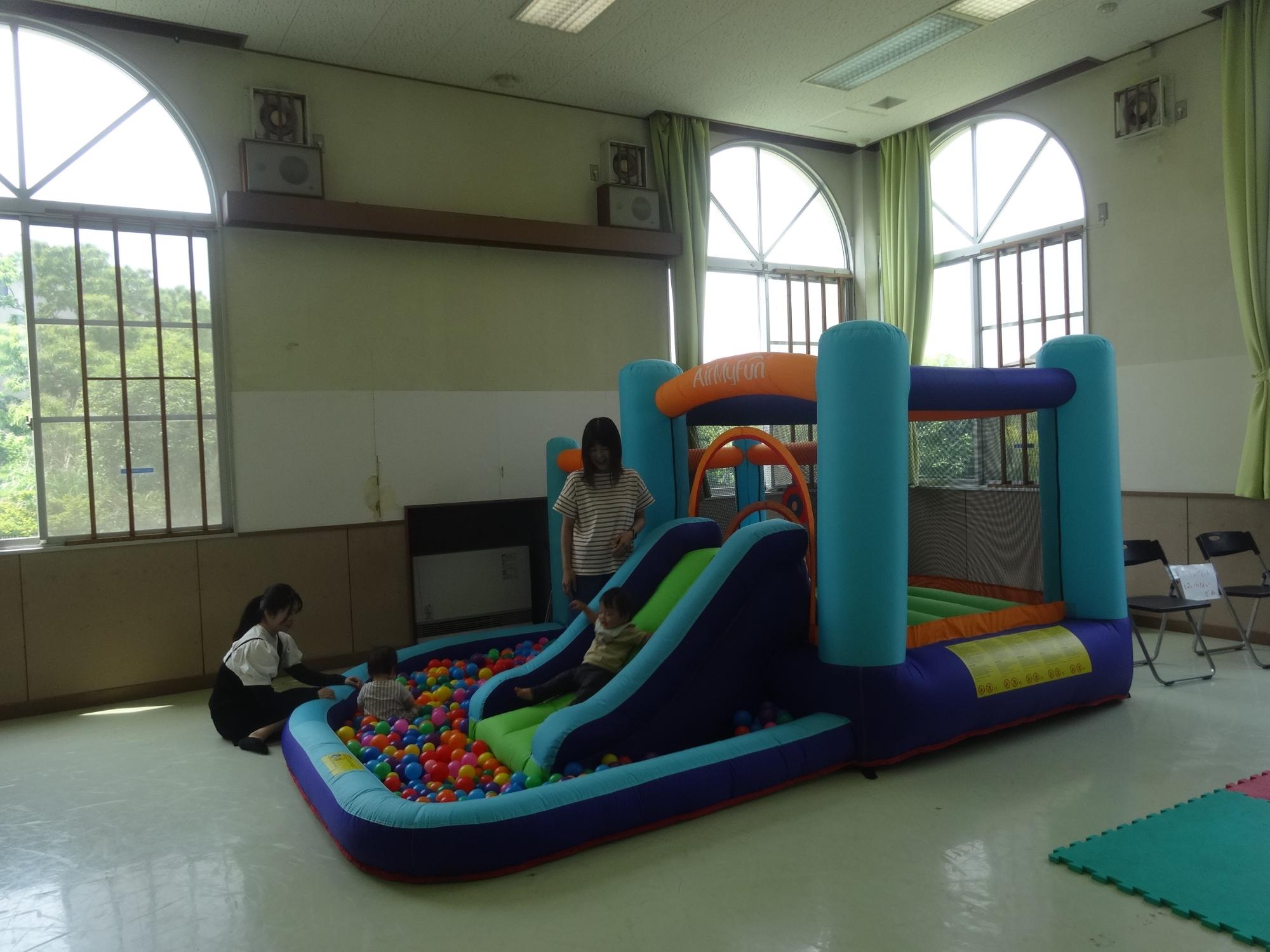 ボールプールで遊ぶ幼児さんと母親の写真
