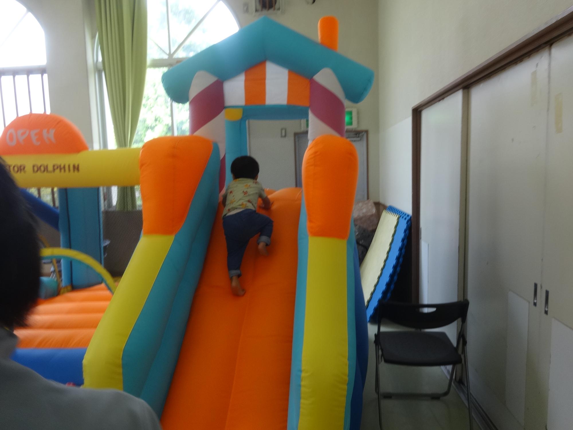 すべり台を登る幼児