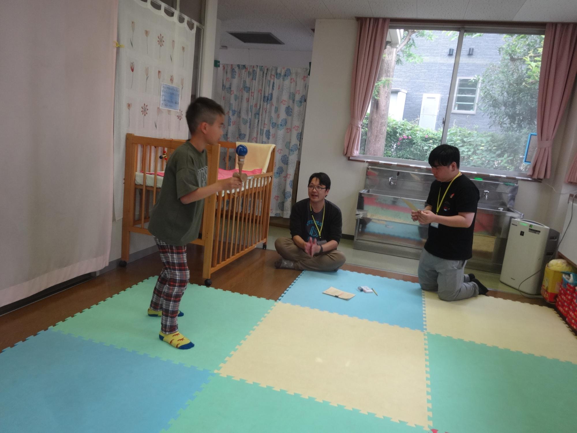 検定を受ける小学生と審査員を務めるスタッフの写真